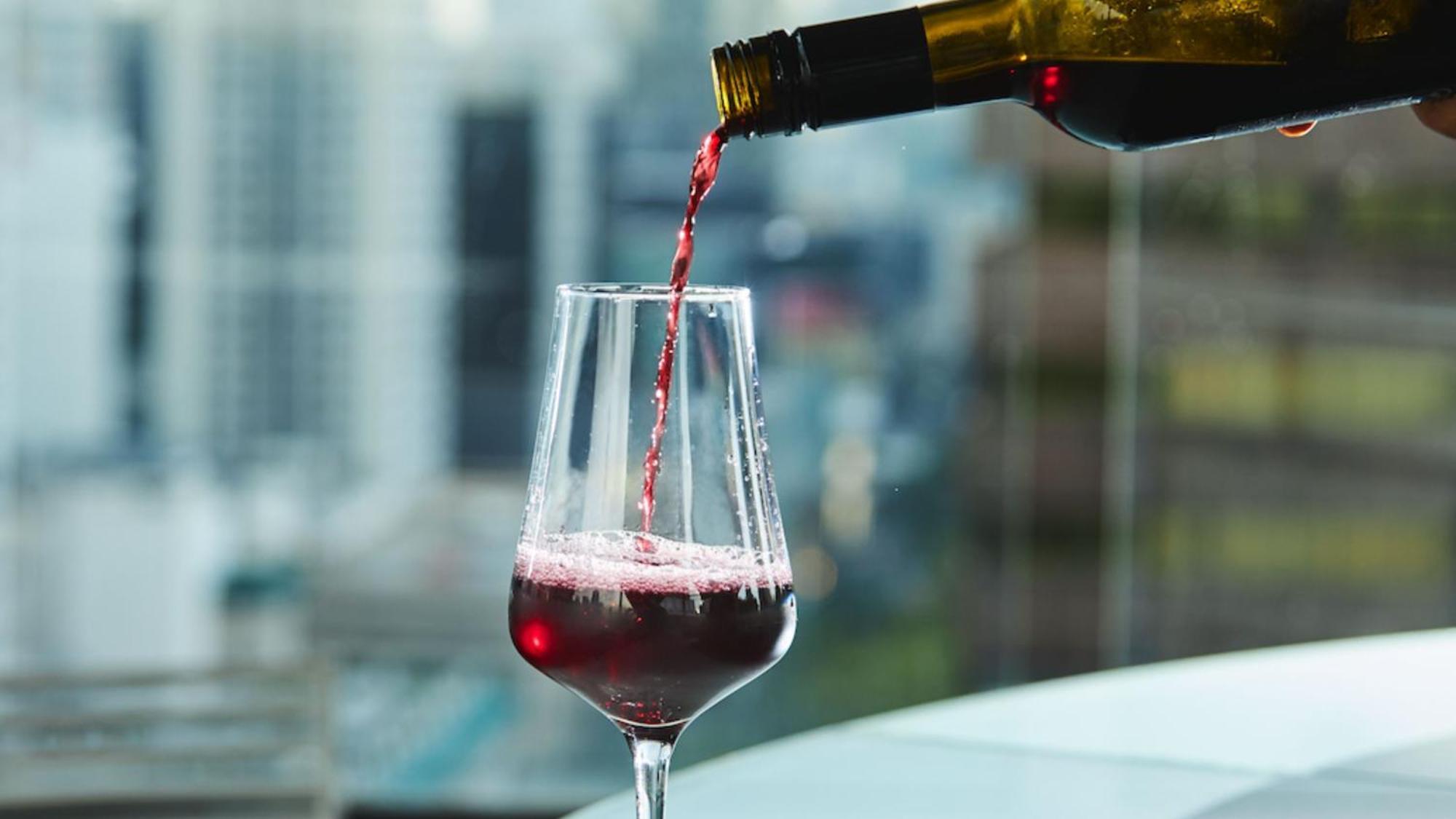 Voco Orchard Singapore By Ihg Luaran gambar Wine being poured
