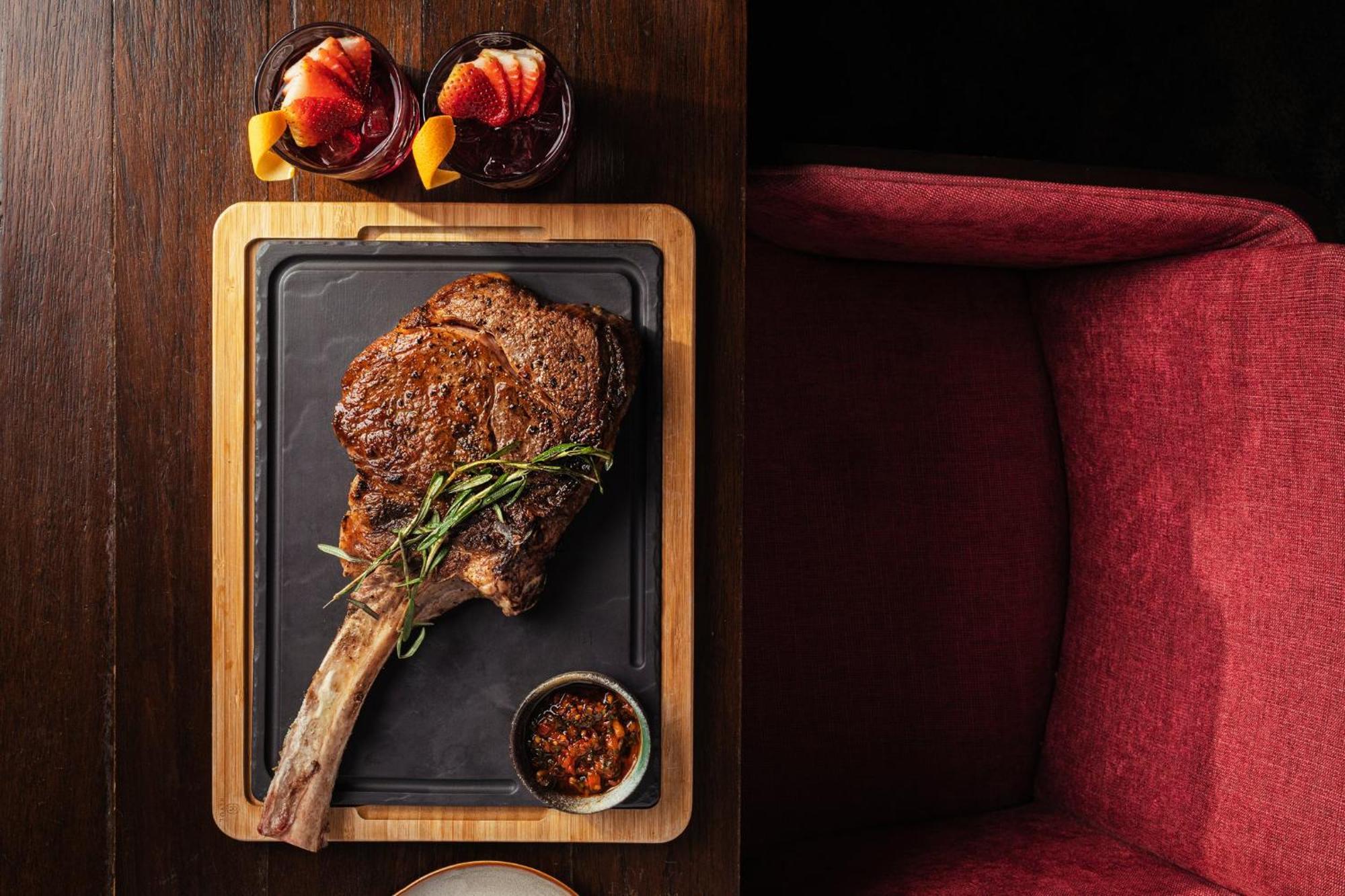 Voco Orchard Singapore By Ihg Luaran gambar A tomahawk steak