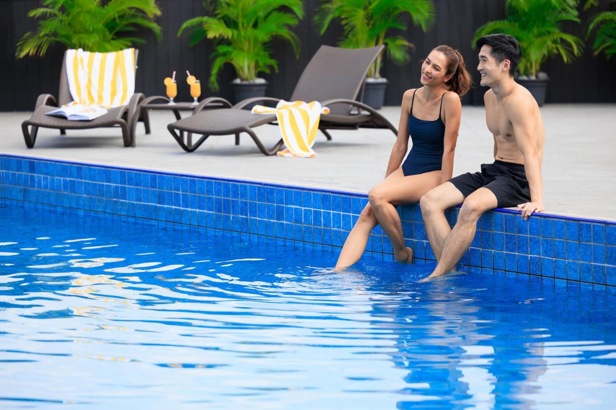 Voco Orchard Singapore By Ihg Luaran gambar A couple at a pool